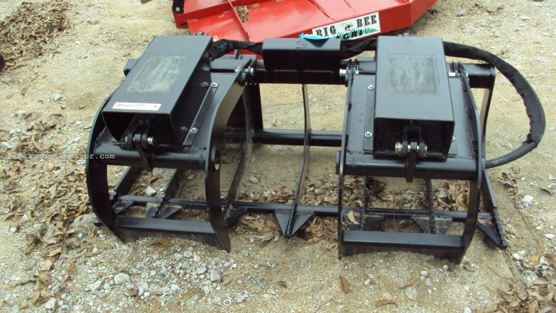 Lucas 5' twin cyl. Grapple with skid steer quick connect